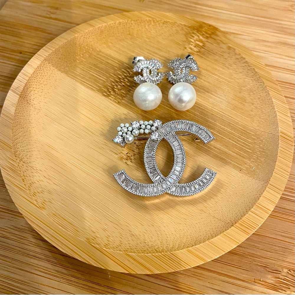 Brooch Cc style with tanzanite stone,handmade with real freshwater pearls, new.